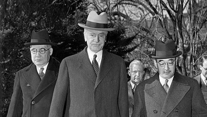 ハル国務長官(中央)と、野村吉三郎大使(左)、来栖三郎特使(右)